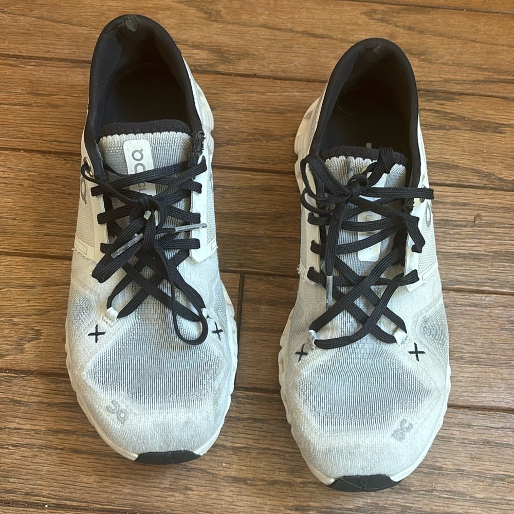 On Cloud white tennis shoes - size 8.5, good used condition